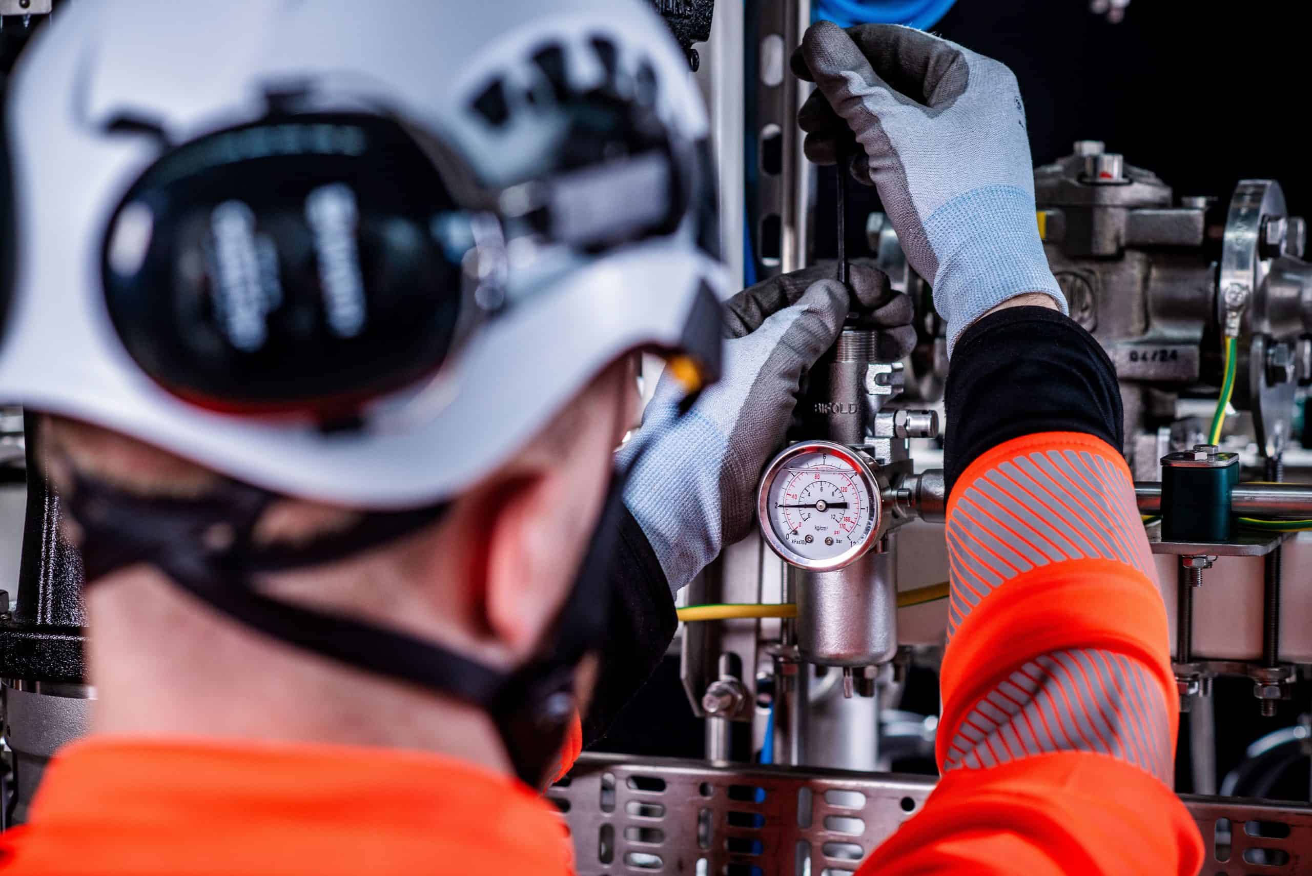 Auramarine_Methanol_System_WEB-60 Service guy optimising fuel supply system